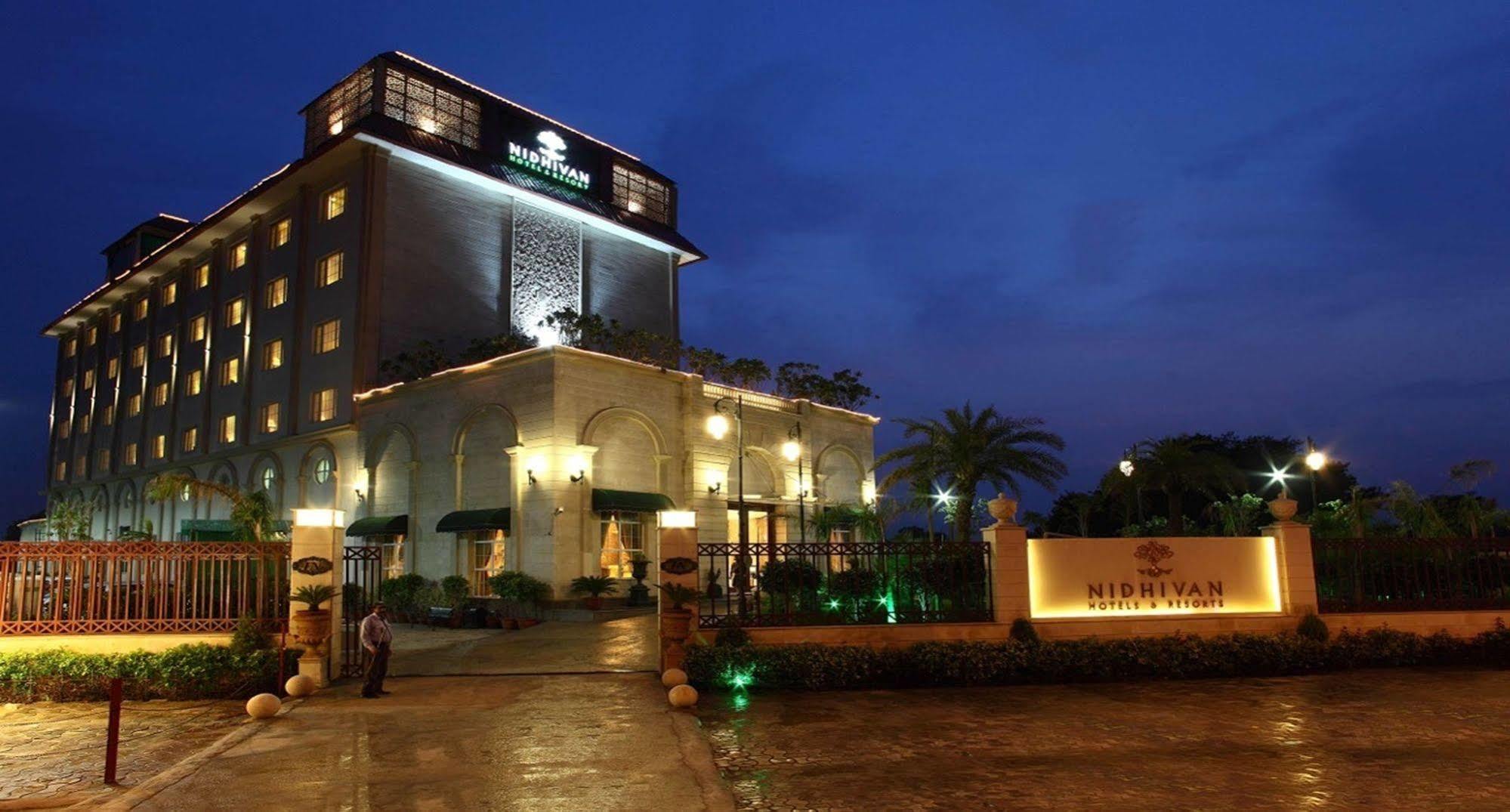 Hotel Nidhivan Sarovar Portico Vrindāvan Exterior foto